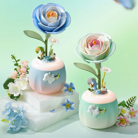 De Robotime Minty Camellia Lamp samen met de Starry Camellia Lamp