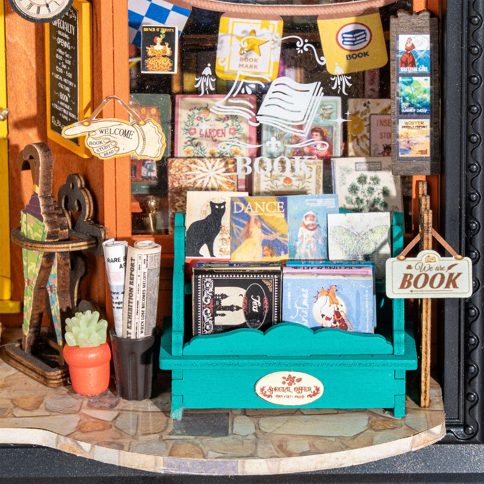 Boeken uitgestald voor de winkel in de Robotime Old Time Bookstore