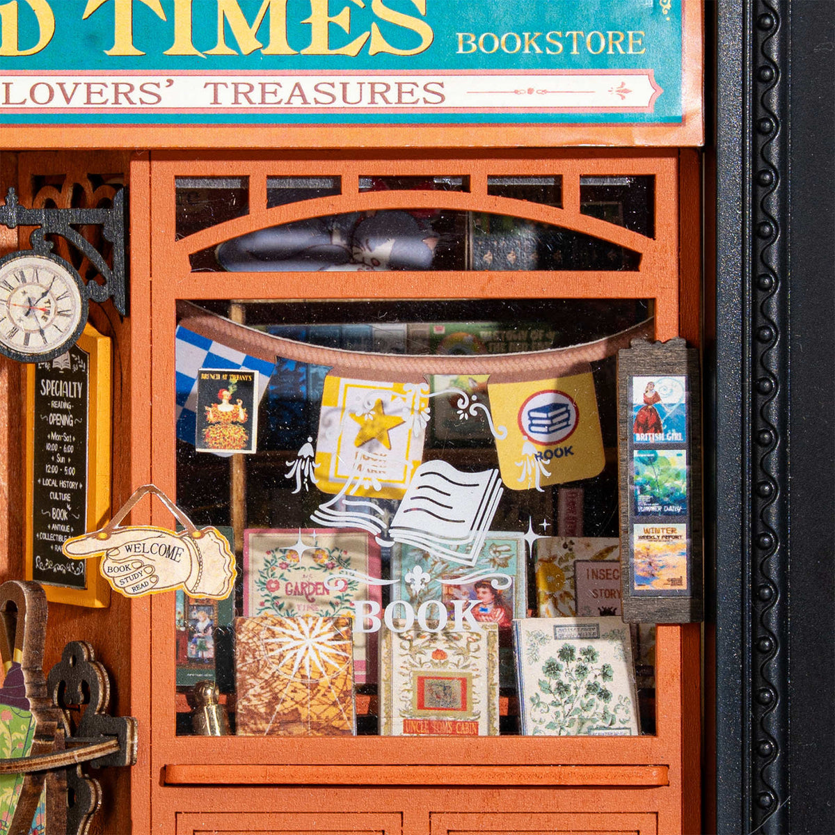 Etalage met uitgestalde boeken in de Robotime Old Time Bookstore