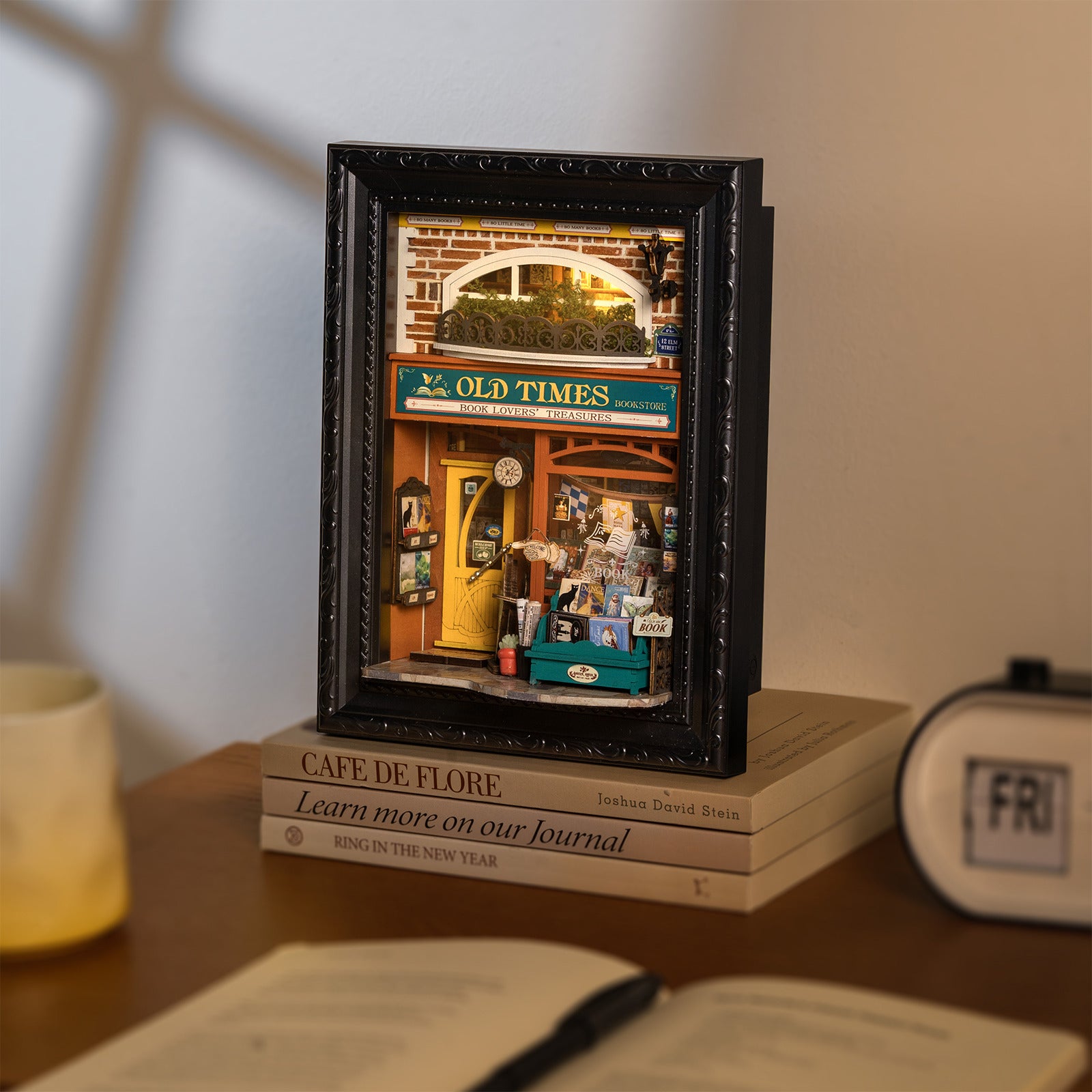 Sfeervolle presentatie van de Robotime Old Time Bookstore, diorama in een lijst van een ouderwets boekenwinkeltje