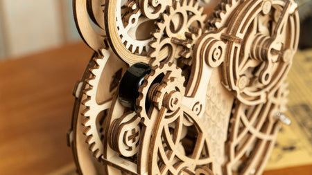 Close-up van de tandwielen en het timermechanisme van de Robotime Owl Clock