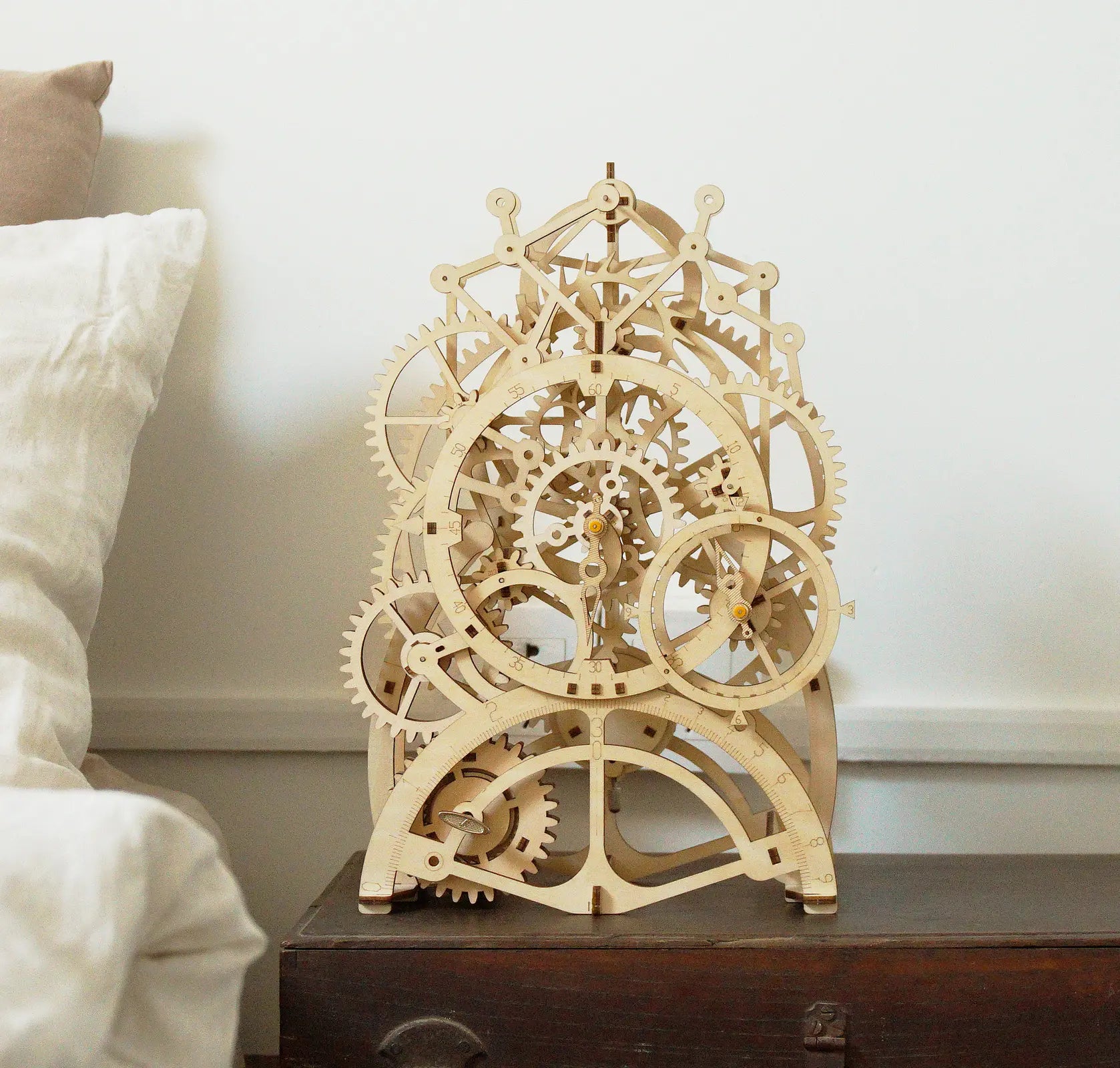 Sfeervolle scene met de Robotime Pendulum Clock in een lichte slaapkamer