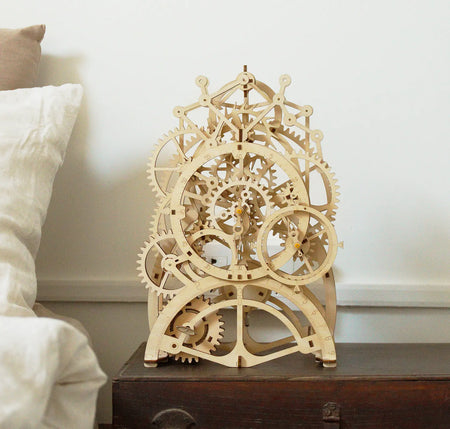Sfeervolle scene met de Robotime Pendulum Clock in een lichte slaapkamer