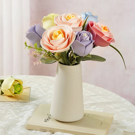 De Robotime Pink Camellia in een boeket met andere kunststof bloemen uit de ROKR Floral Art serie