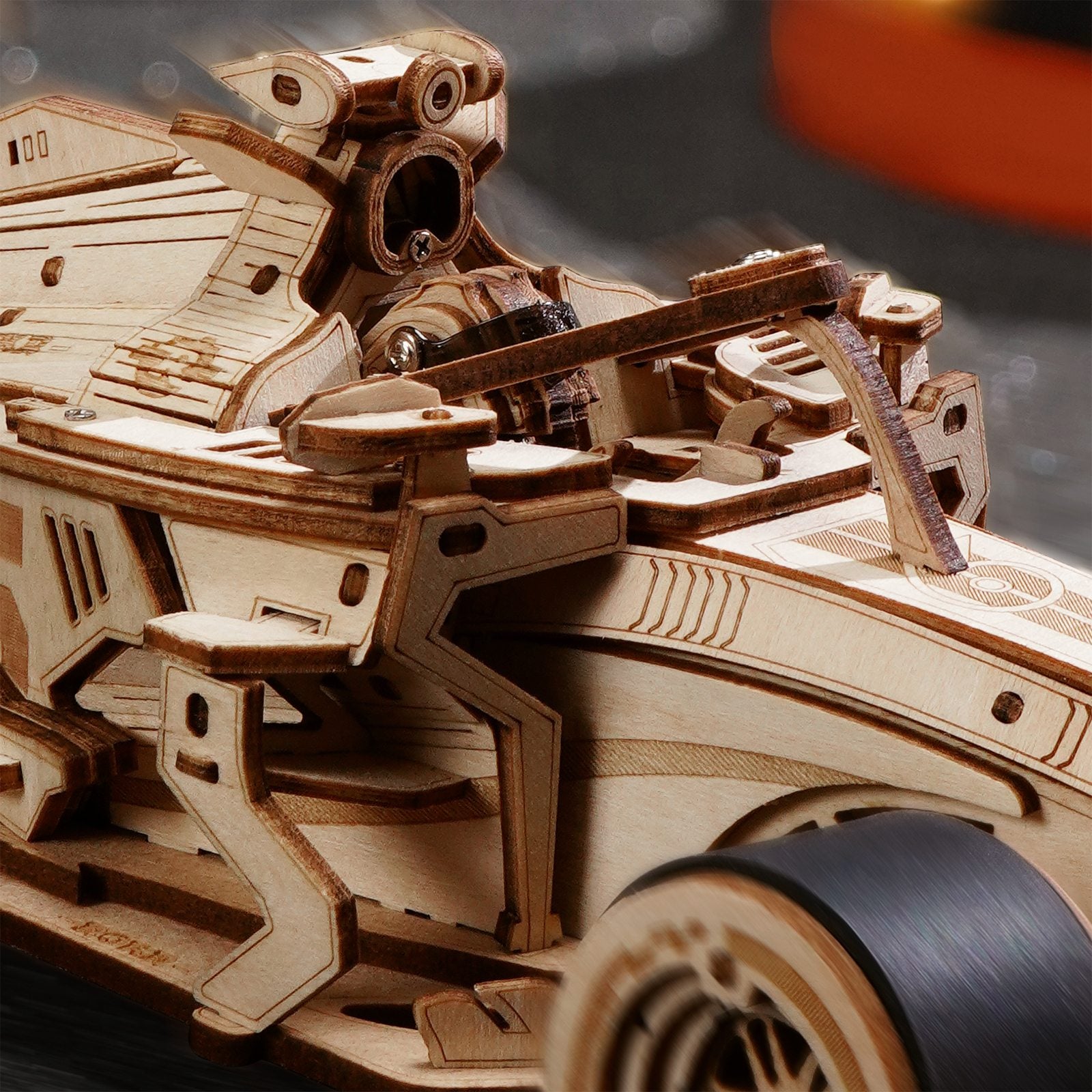 Close-up van de cabine en coureur van de Robotime Racing Car