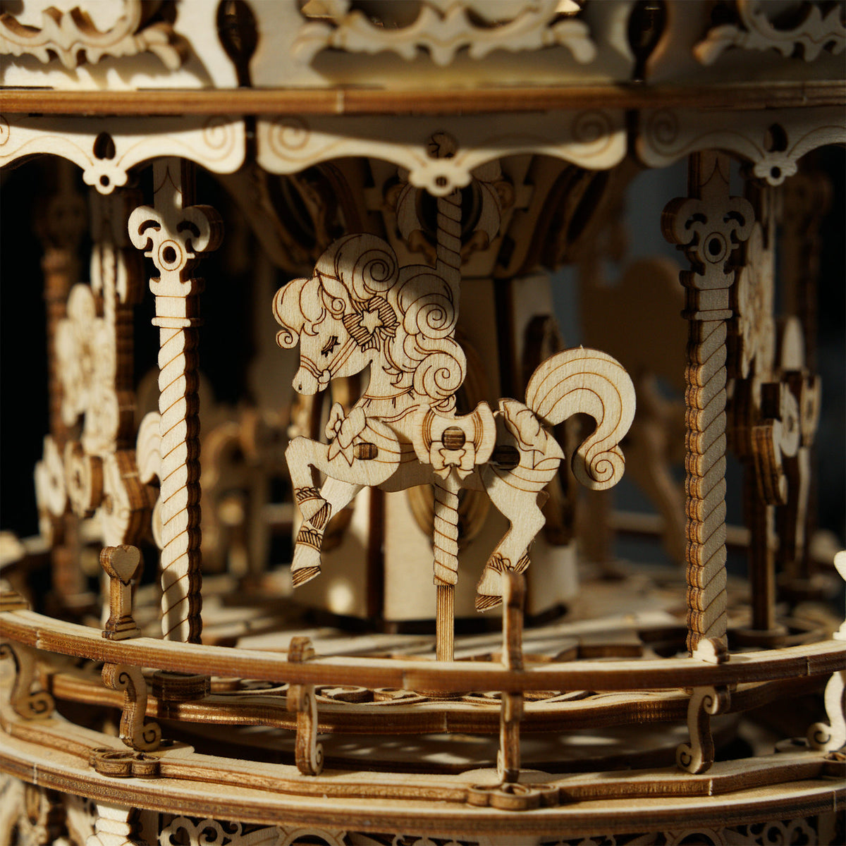 Close-up van een van de paardjes in de Robotime Romantic Carousel