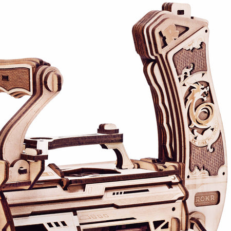 Close-up van de twee trekkers van de Robotime Rotating-Barrel Machine Gun