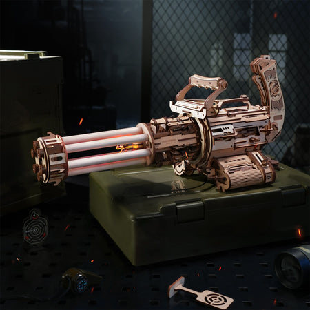 Sfeervolle presentatie van de Robotime Rotating-Barrel Machine Gun, houten bouwpakket van een elastieken vurende minigun