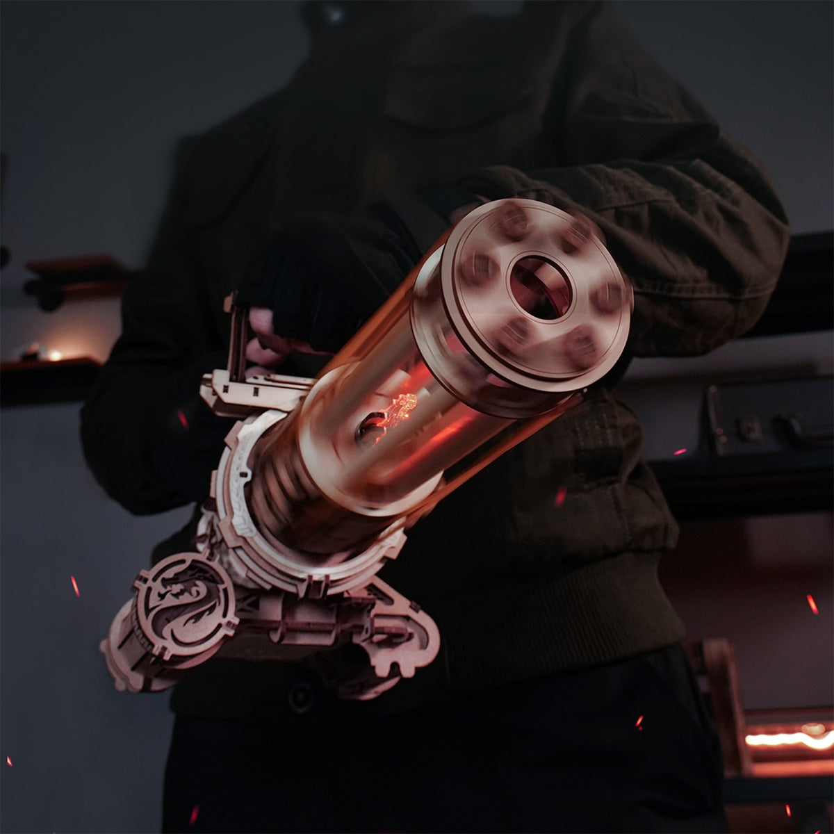 Een persoon poseert met een draaiende Robotime Rotating-Barrel Machine Gun