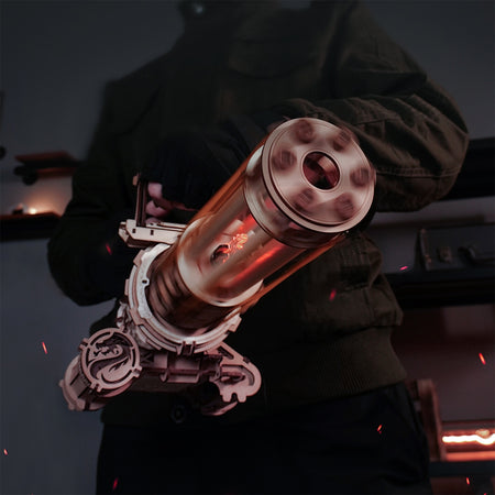 Een persoon poseert met een draaiende Robotime Rotating-Barrel Machine Gun