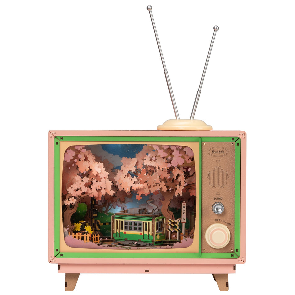 Productfoto van de Robotime Sakura Dreamy Tour, houten bouwpakket van een tv’tje met daarin een rondrijdend trammetje