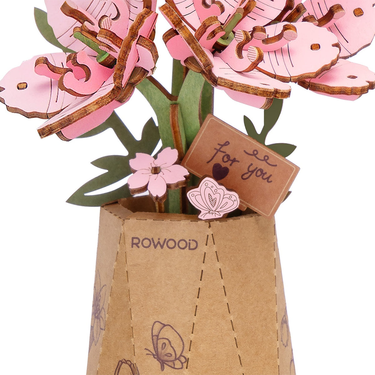 Details van de bloemetjes en vaasje met klein bordje van de Robotime Sakura