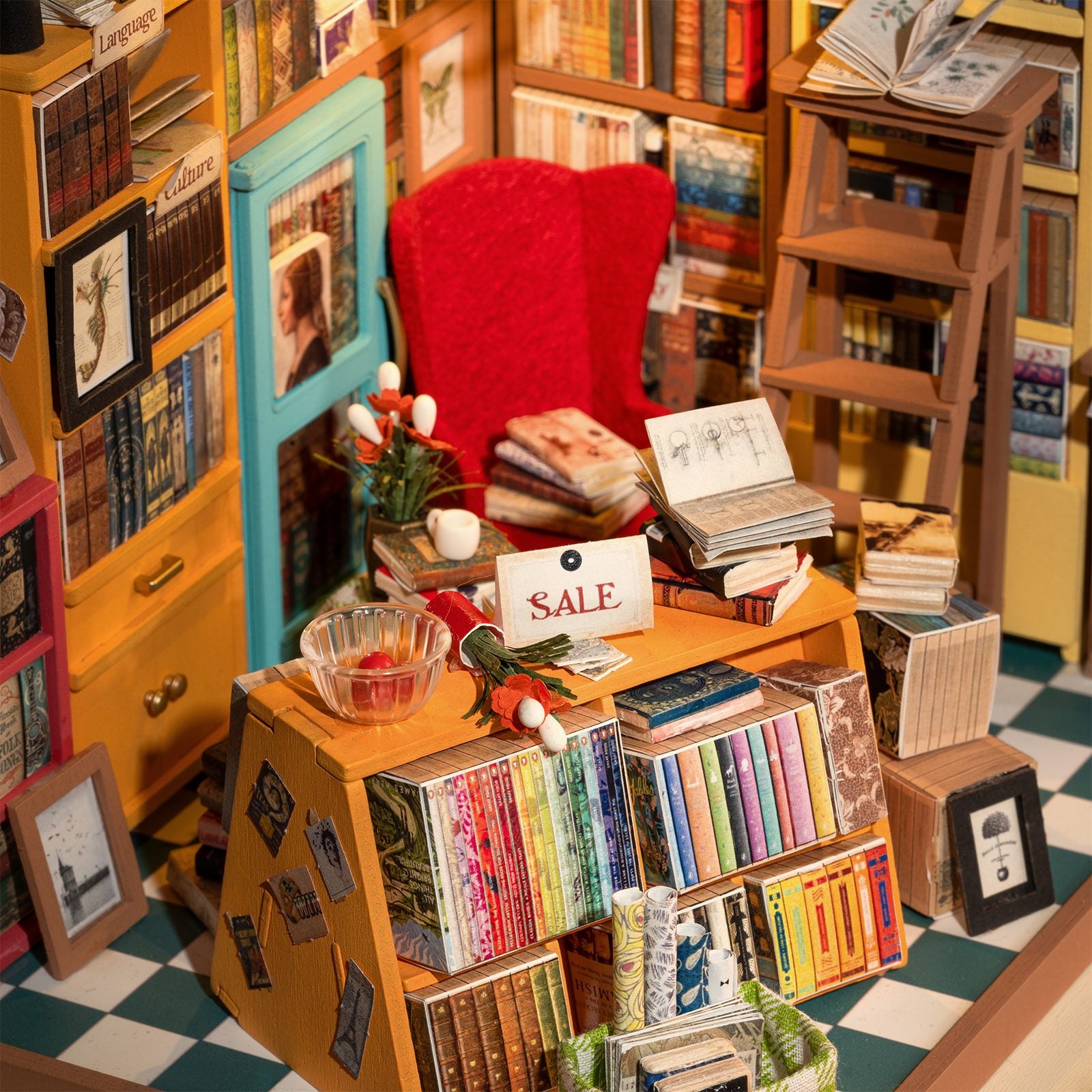 Detail van de toonbank en en kasten vol met boeken, de stoel en de ladder in de Robotime Sam’s Study