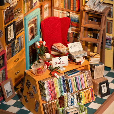 Detail van de toonbank en en kasten vol met boeken, de stoel en de ladder in de Robotime Sam’s Study