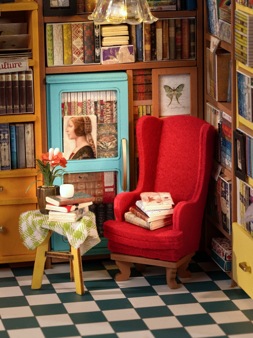Close-up van de stoel met tafeltje en volle boekenkasten in de Robotime Sam’s Study
