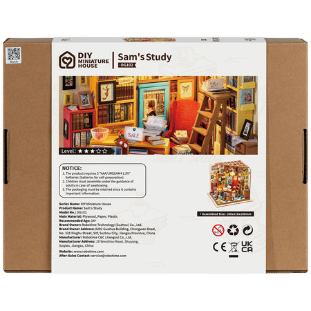 Achterkant verpakking van de Robotime Sam’s Study, DIY miniatuurhuisje van een knus boekwinkeltje