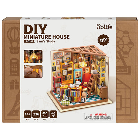 Voorkant verpakking van de Robotime Sam’s Study, DIY miniatuurhuisje van een knus boekwinkeltje