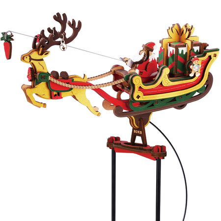 Close-up van de slee met cadeau erin, kerstman en rendier van de Robotime Santa on Sleigh