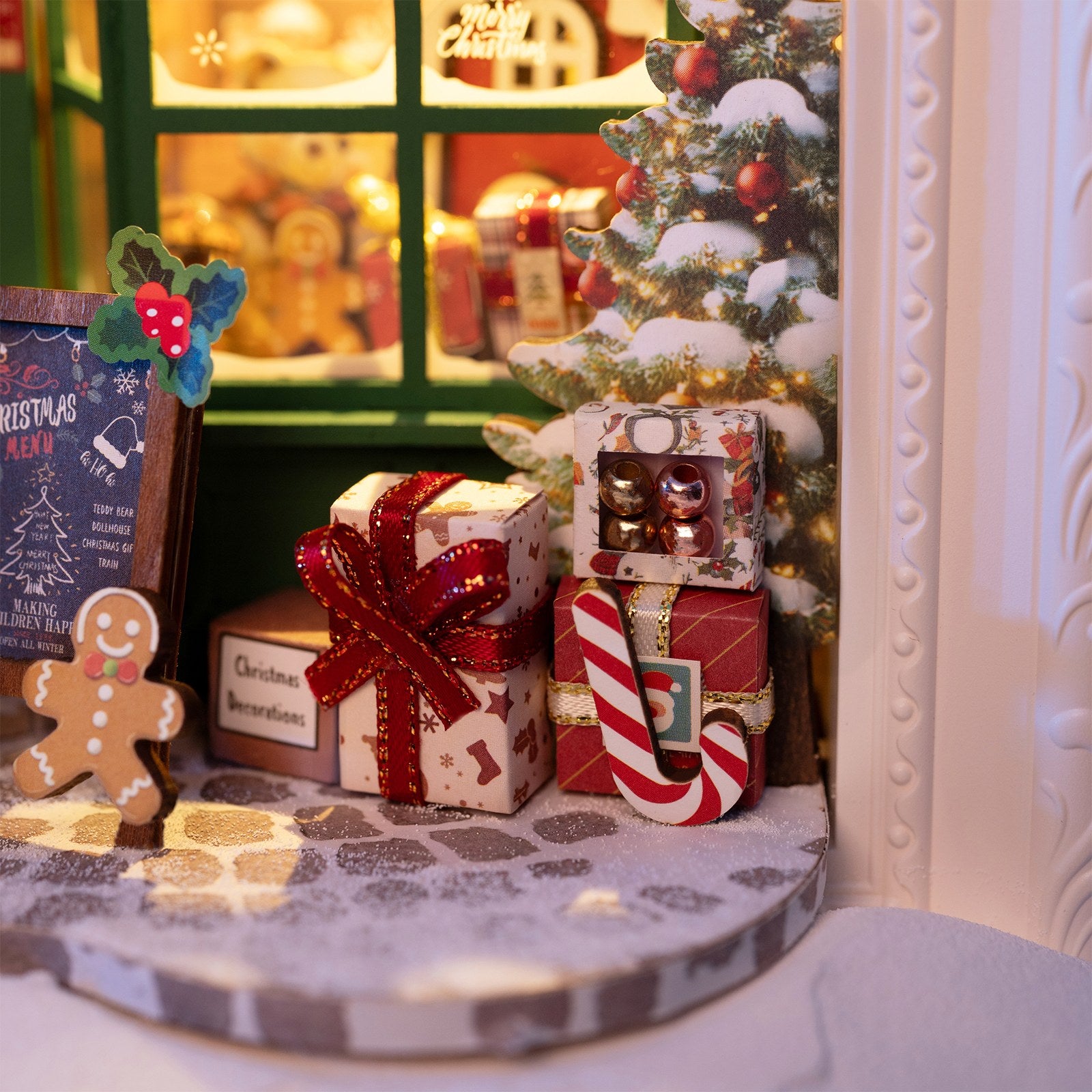 De kerstboom met cadeautjes in de Robotime Santa's Toy Shop