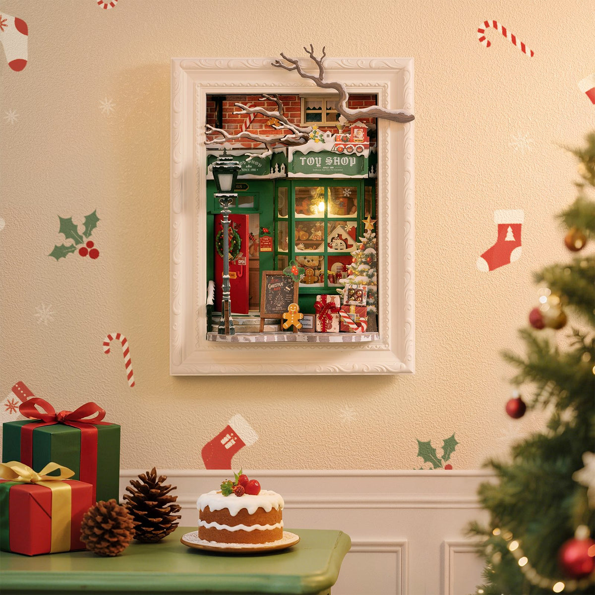 Sfeervolle presentatie van de Robotime Santa’s Toy Shop, diorama van een in kerstthema versierd winkeltje met lichtjes