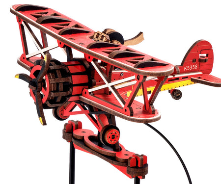 Close-up van het vliegtuigje van de Robotime Sky Captain, modelbouw van een schommelend vliegtuig