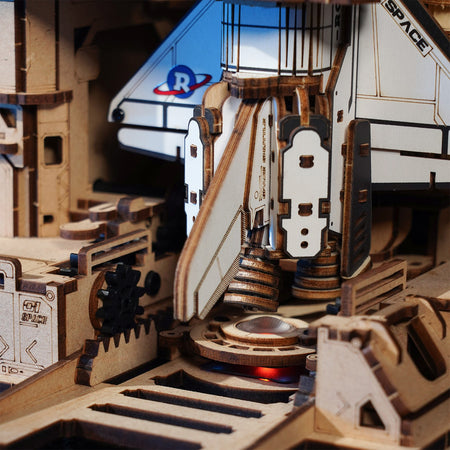 Details van de onderkant van de shuttle en lanceerplatform van de Robotime Space Shuttle