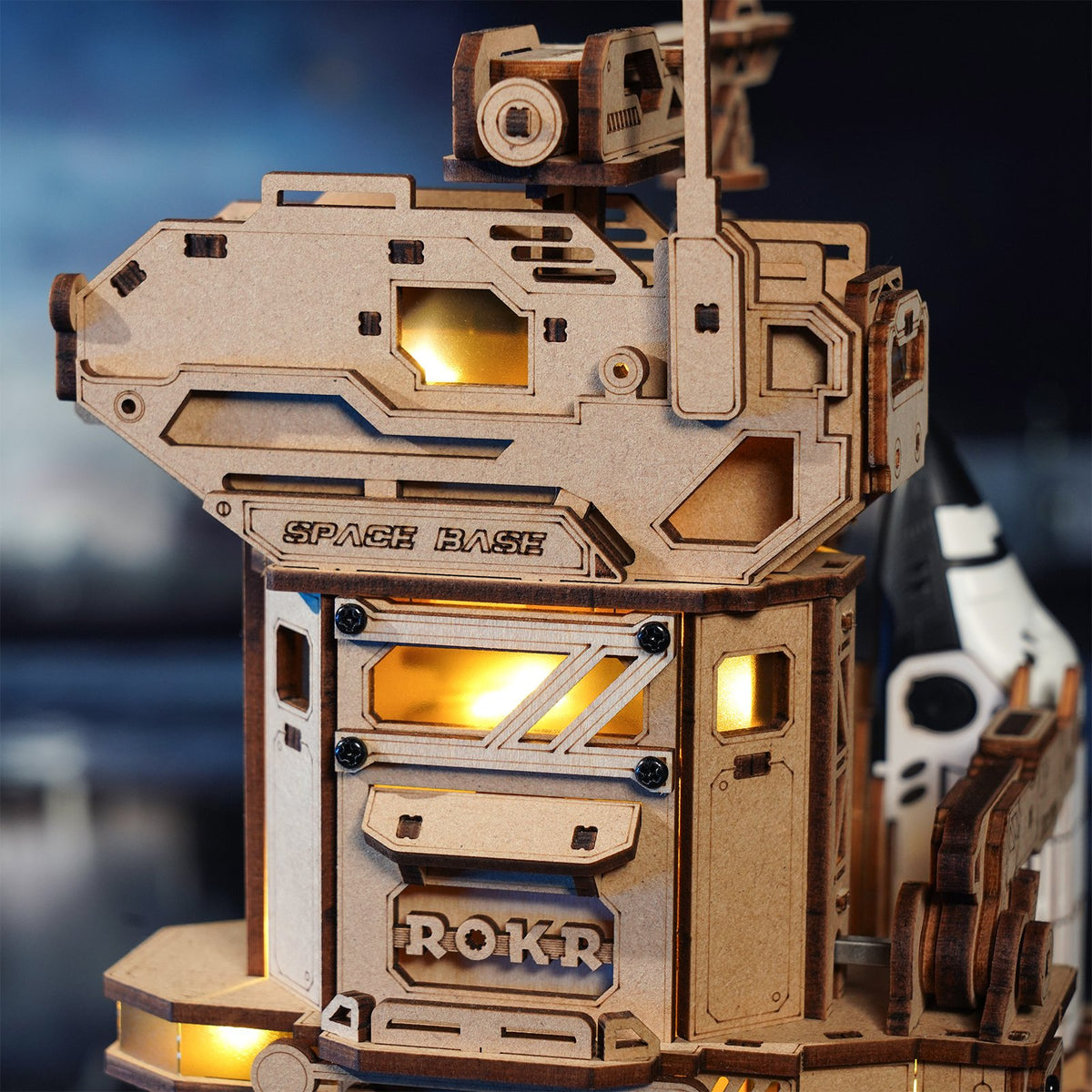 De bovenkant van de toren van het lanceerplatform van de Robotime Space Shuttle