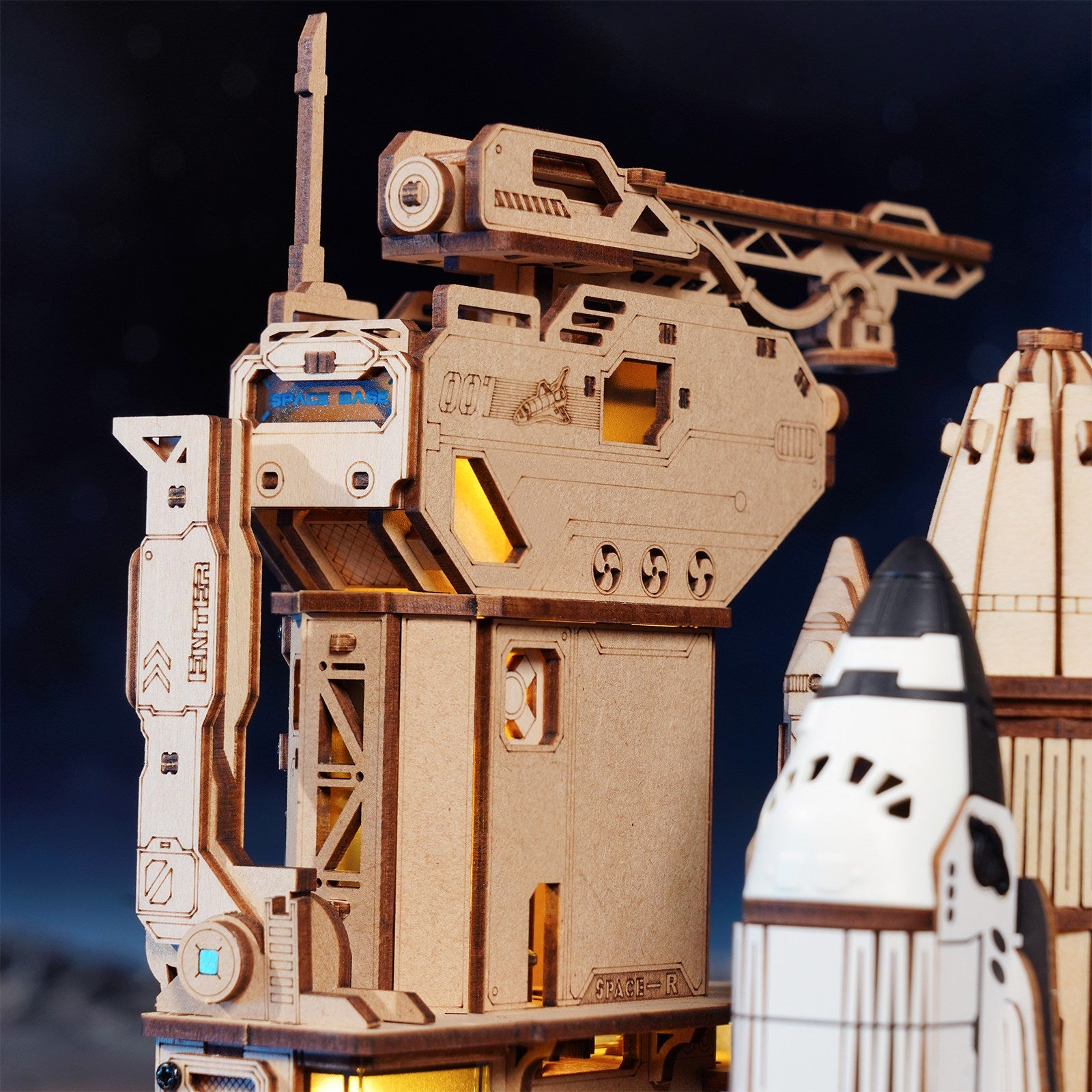 Detail van de bovenkant van de shuttle en lanceerplatform van de Robotime Space Shuttle