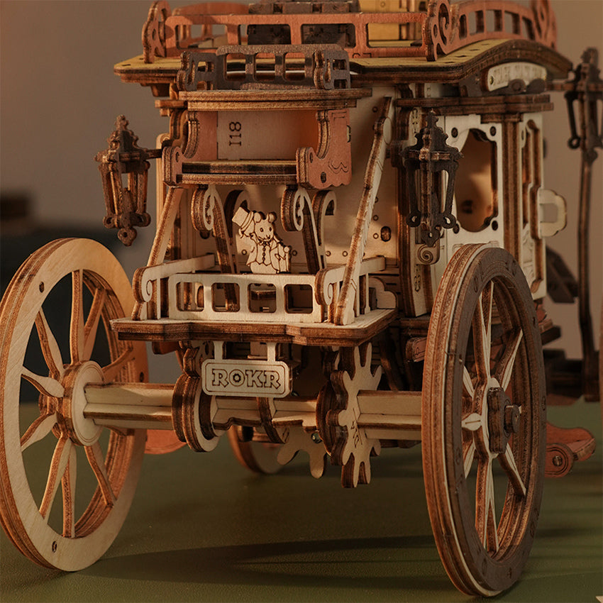 Details van de achterkant van de Robotime Stagecoach