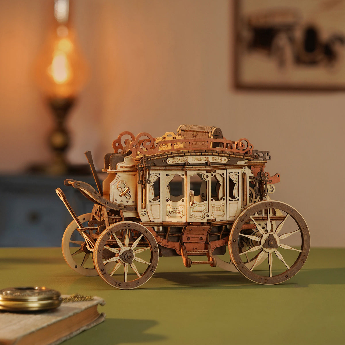 Sfeervolle presentatie van de Robotime Stagecoach, houten bouwpakket van een muziekdoosje in de vorm van een rijdende ouderwetse koets