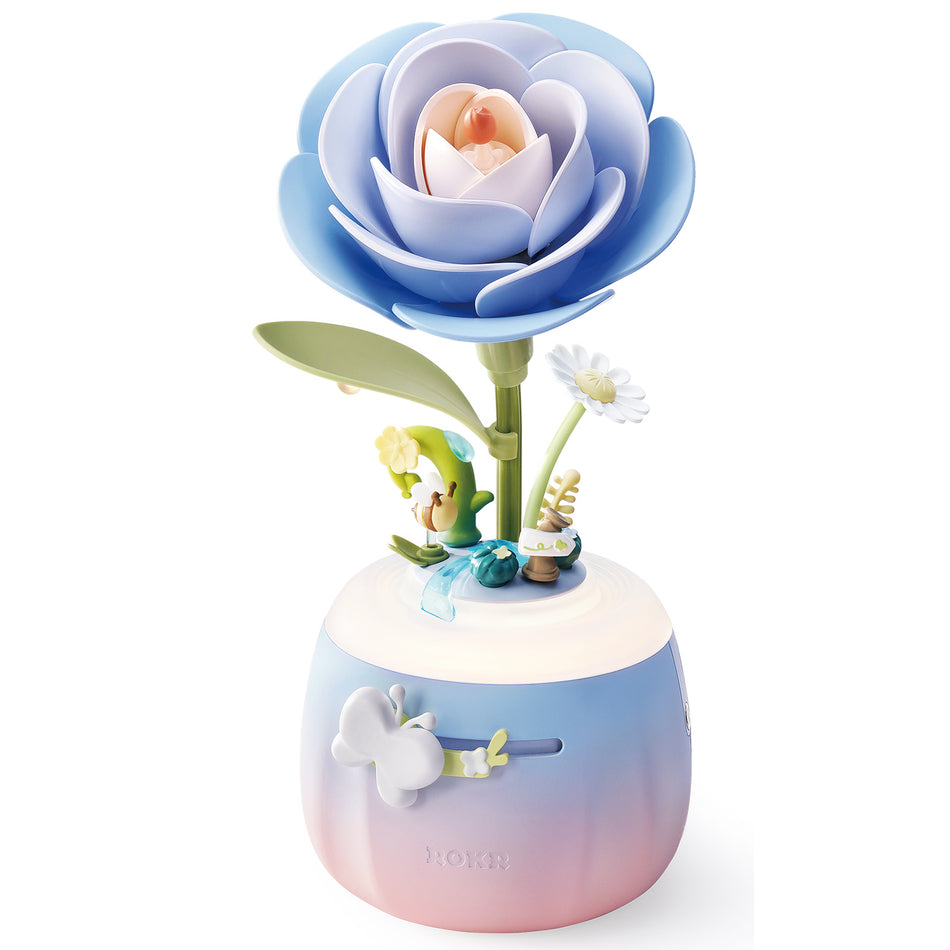 Productfoto van de Robotime Starry Camellia Lamp, kunststof bouwpakket van een zachtblauw gekleurd nachtlampje in de vorm van een camellia