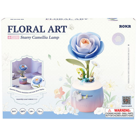 Voorkant verpakking van de Robotime Starry Camellia Lamp, kunststof bouwpakket van een zachtblauw gekleurd nachtlampje in de vorm van een camellia