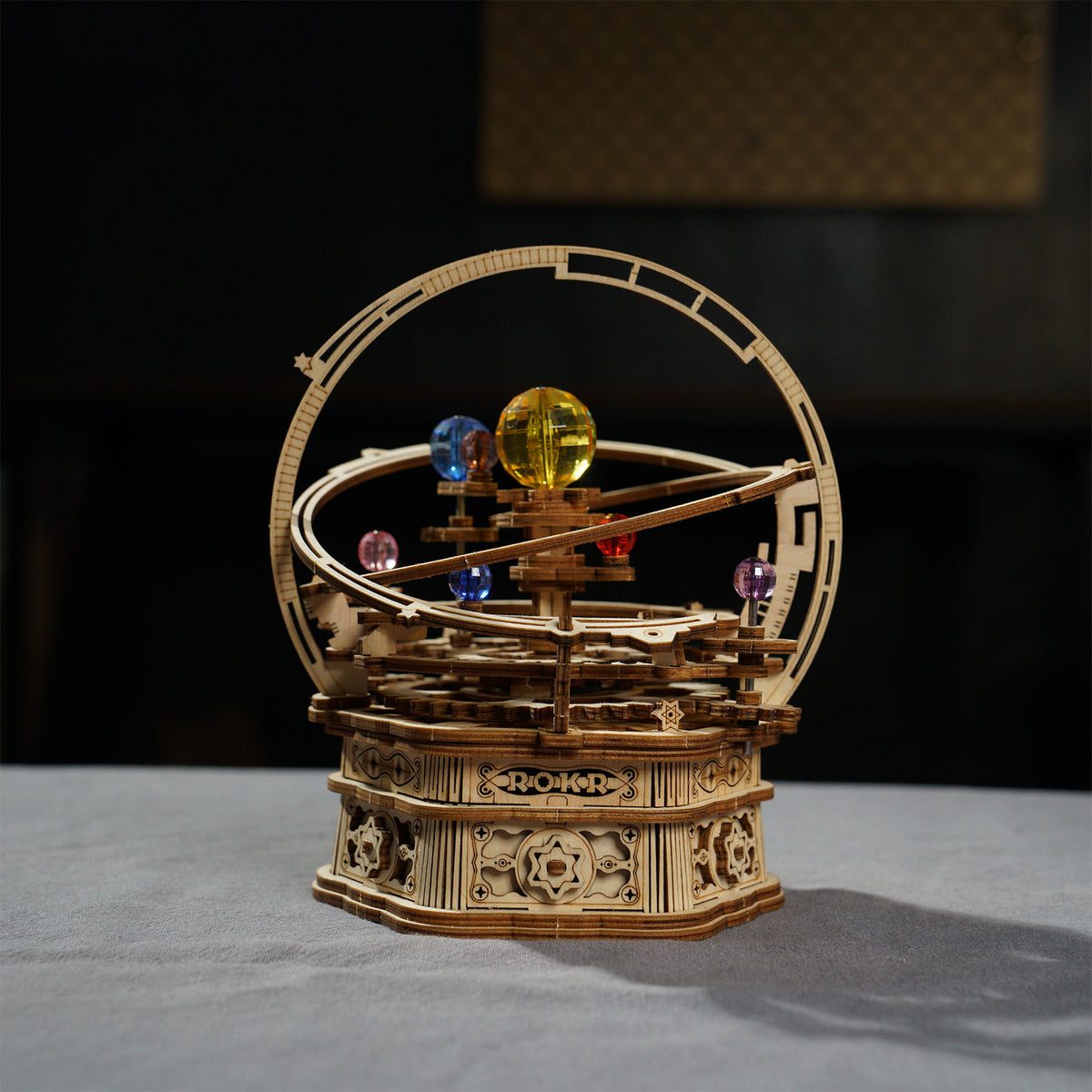 Sfeervolle presentatie van de Robotime Starry Night, houten bouwpakket van een muziekdoosje in de vorm van een klein planetarium 