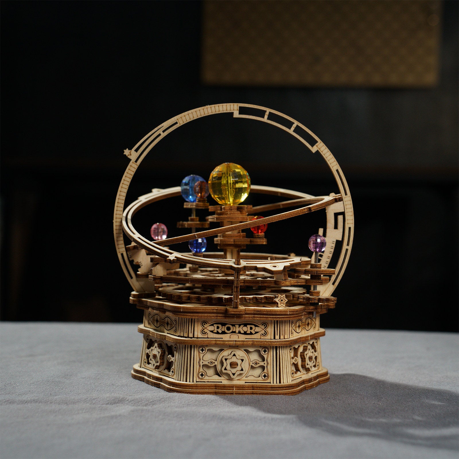 Sfeervolle presentatie van de Robotime Starry Night, houten bouwpakket van een muziekdoosje in de vorm van een klein planetarium 