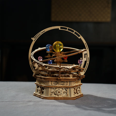 Sfeervolle presentatie van de Robotime Starry Night, houten bouwpakket van een muziekdoosje in de vorm van een klein planetarium 
