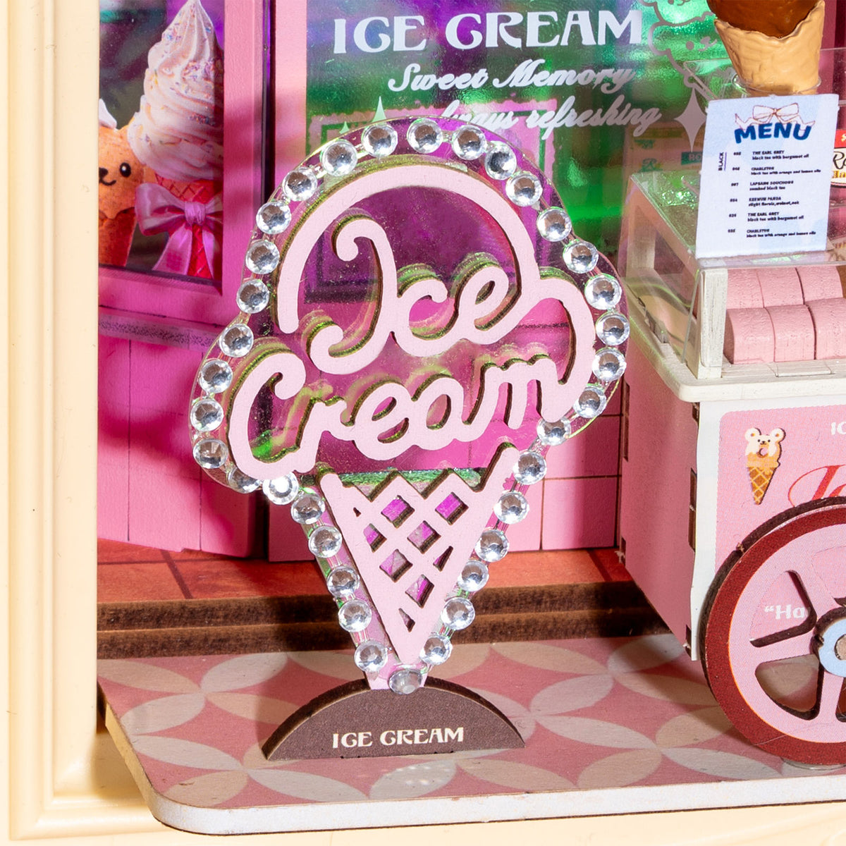 Het winkelbord voor het ijswinkeltje van de Robotime Sweet Scoopery Ice Cream