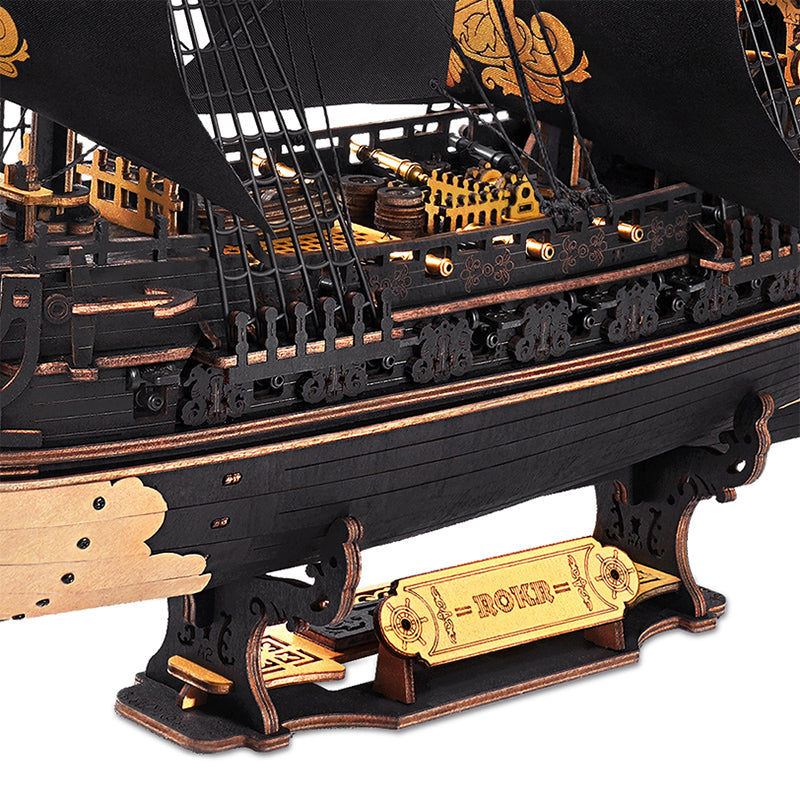 Detail van het achtersteven van de Robotime Seahorse Barque