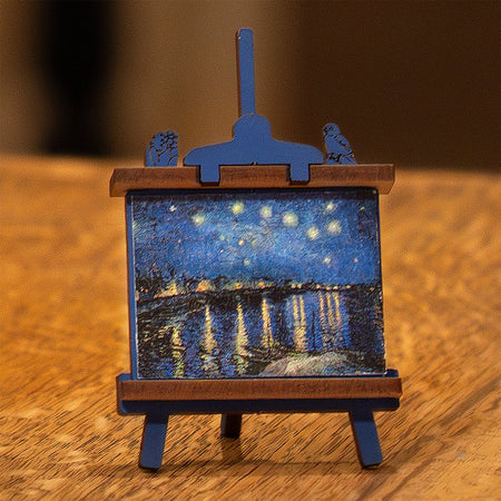 Het kleine schilderij op miniatuur schildersezel in de Robotime The Starry Night