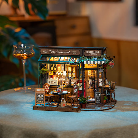Sfeervolle presentatie van de Robotime Tipsy Restaurant, gezellig miniatuur restaurantje in ouderwetse stijl