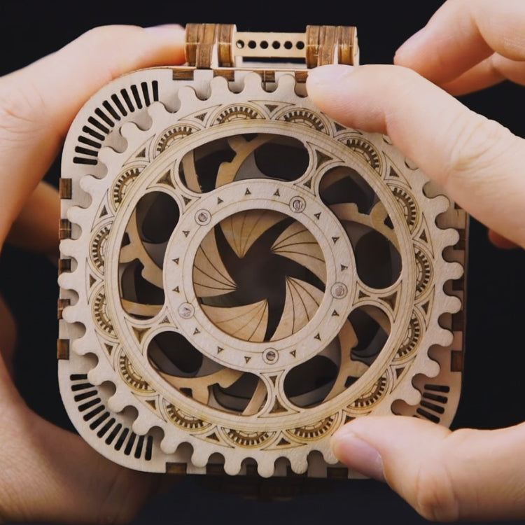 Bovenkant van de Robotime Treasure Box, houten modelbouw van een opbergkistje