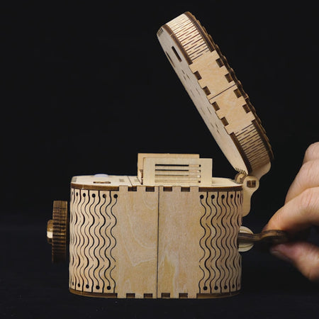 Zijkant van de geopende Robotime Treasure Box, houten modelbouw van een opbergkistje