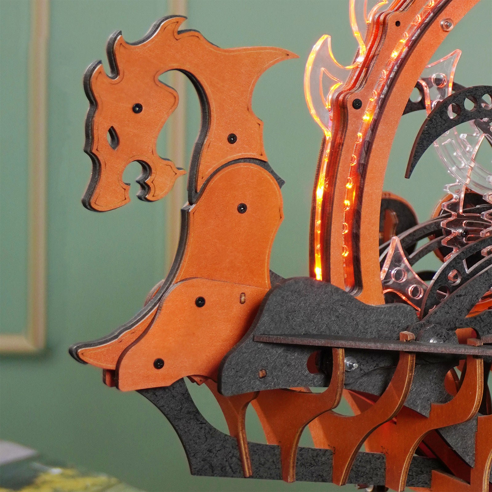 Boegbeeld in de vorm van een drakenkop aan de voorkant van de Robotime Viking Dragon Ship