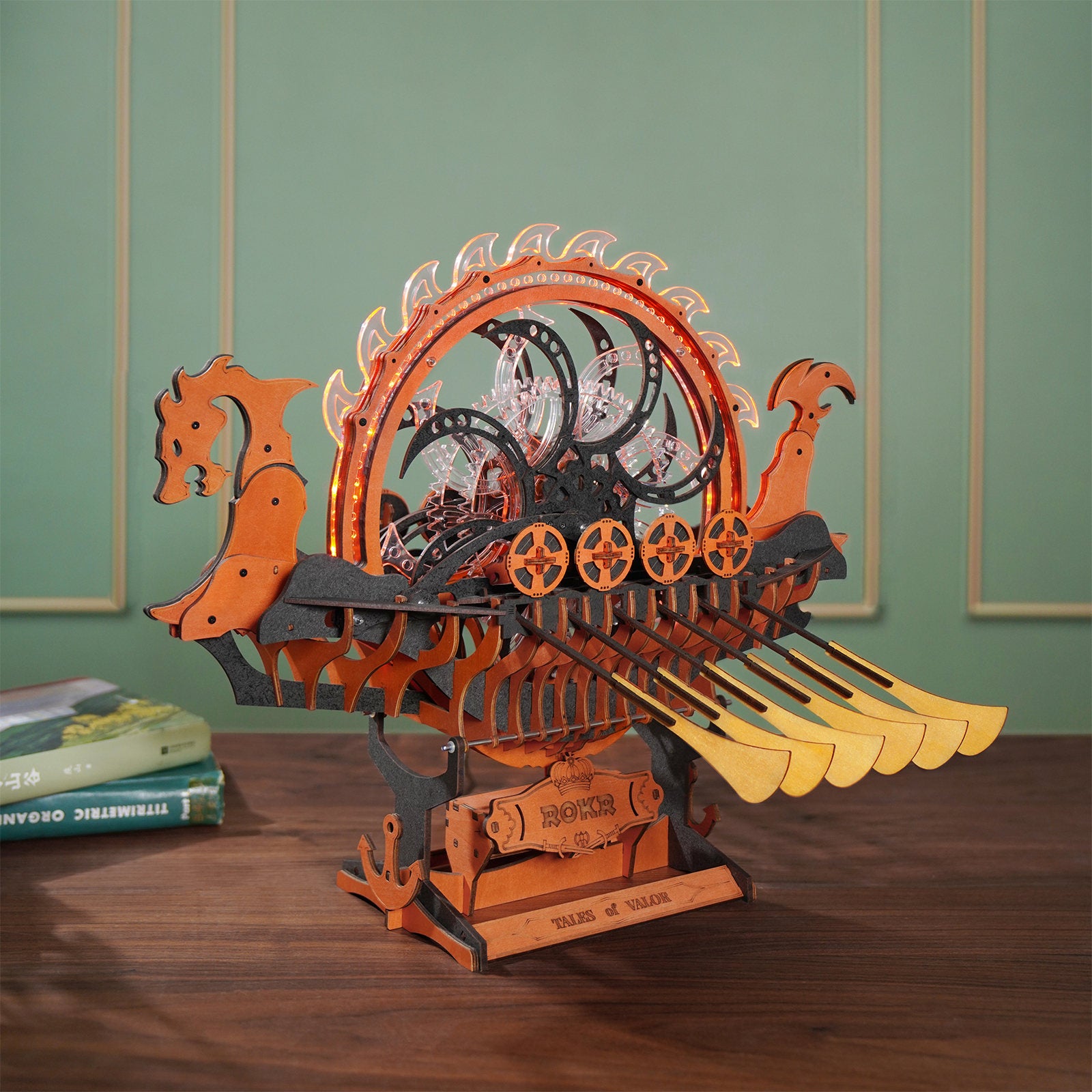 Sfeervolle presentatie van de Robotime Viking Dragon Ship, houten bouwpakket van een vikingschip met bewegende roeispanen en lichtgevend rad op het dek