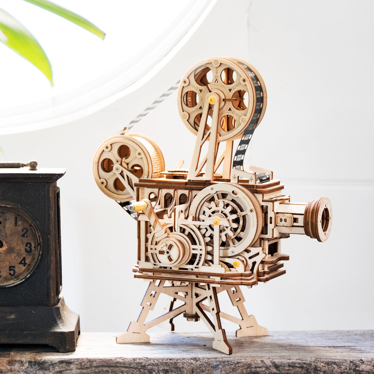 Sfeervolle presentatie van de Robotime Vitascope, houten bouwpakket van een werkende filmprojector