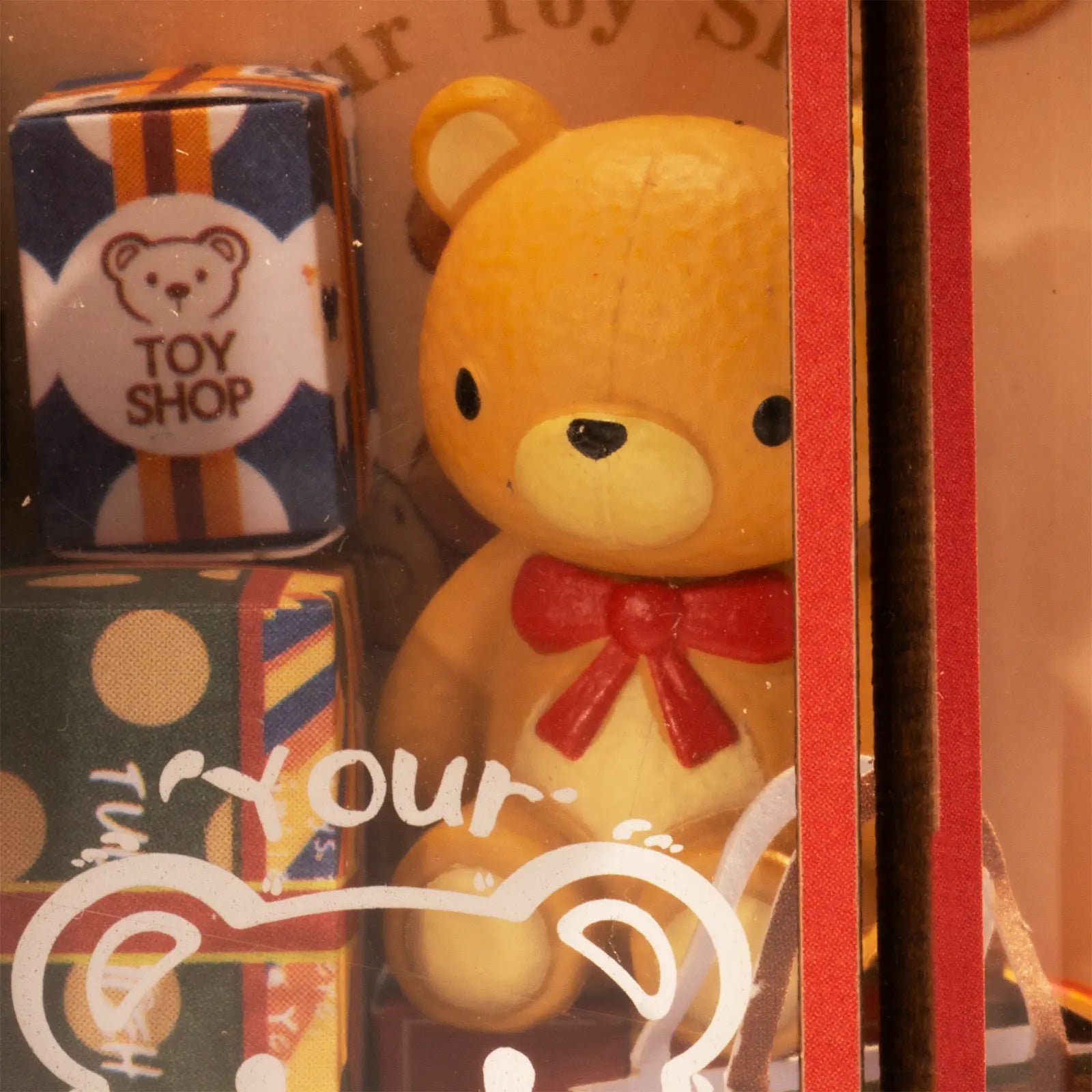 De grote teddybeer in de etalage van de Robotime Whimsy Toy Shop