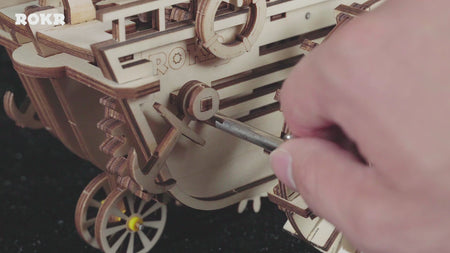 Sfeervolle videopresentatie van de Robotime Air Vehicle, houten modelbouw van een mechansche, rijdende steampunk zeppelin