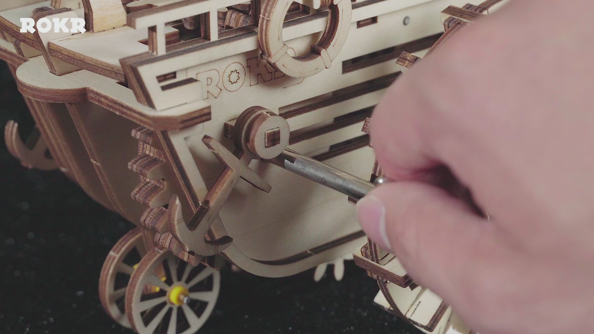 Sfeervolle videopresentatie van de Robotime Air Vehicle, houten modelbouw van een mechansche, rijdende steampunk zeppelin