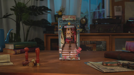 Sfeervolle videopresentatie van de Robotime Street Scene, book nook van een straatbeeld in perspectief met een trap in de voorgrond