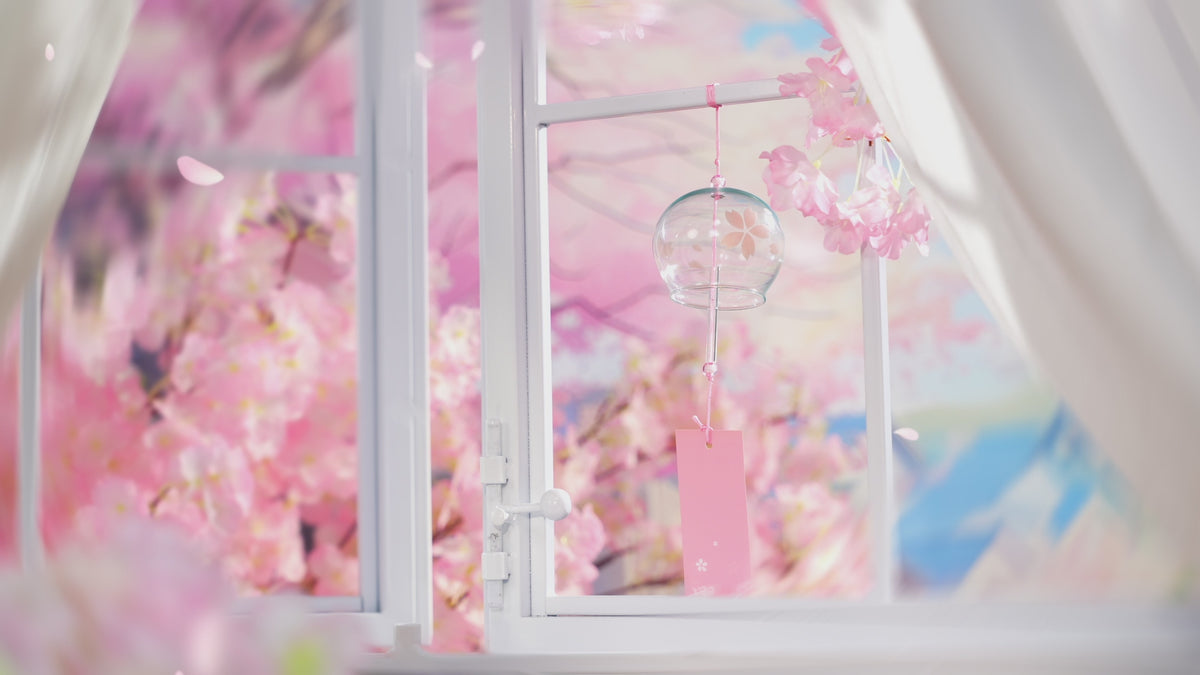 Sfeervolle videopresentatie van de Robotime Sakura Dreamy Tour, houten bouwpakket van een tv’tje met daarin een rondrijdend trammetje