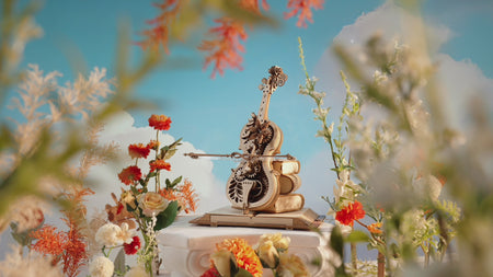 Sfeervolle videopresentatie van de Robotime Magic Cello - Symphony of Gorgeous Dreams, houten bouwpakket van een muziekdoos in de vorm van een bewegende, gekleurde cello